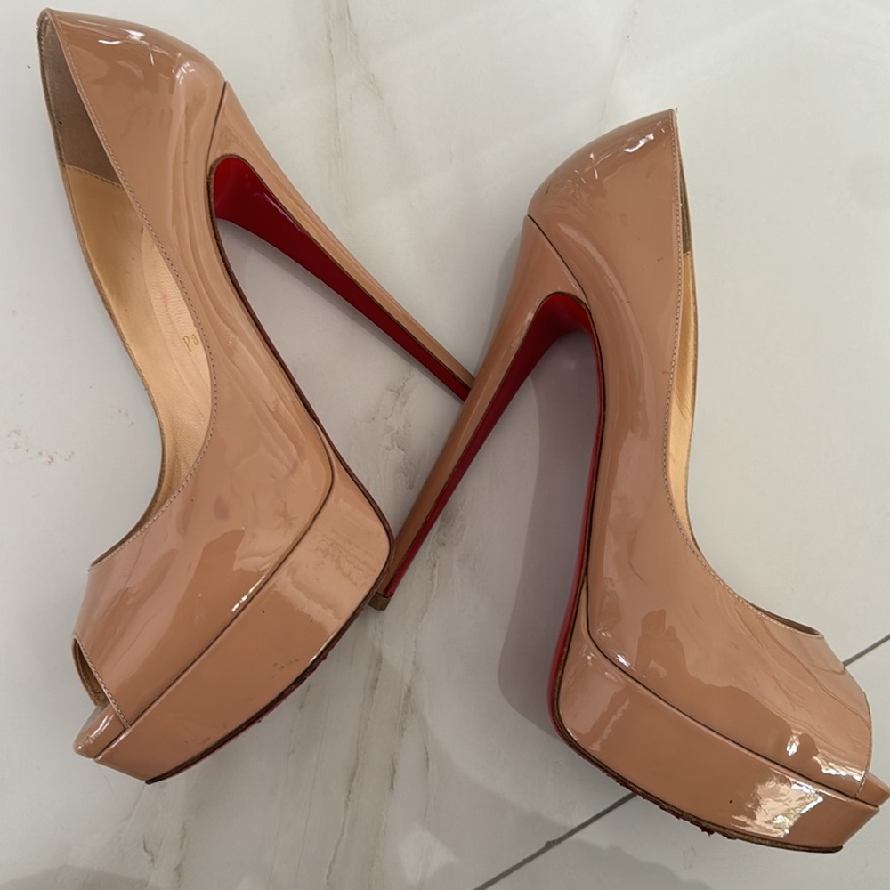 Sz 39 authentic nude/beige peep toe Louboutin